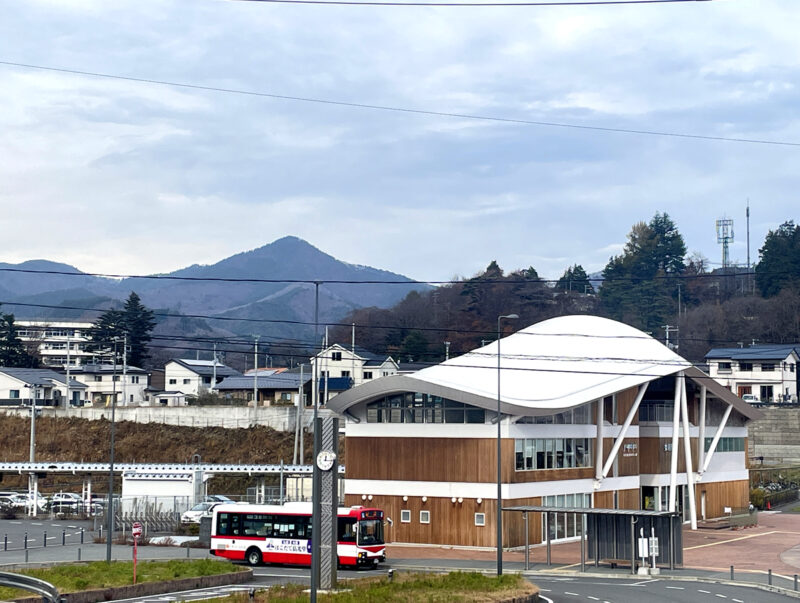 女川町役場から見た女川駅と女川温泉ゆぽっぽ